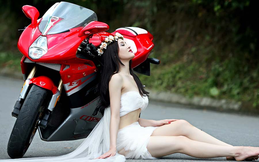 Beautiful girls and motorcycles in Qidong